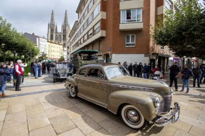 El Club Burgalés de Vehículos Históricos ofrece paseos en favor de la Aecc.