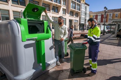 Nuevo dispositivo hidráulico que permite depositar el cubo de residuos de vidrio en el contenedor verde de forma directa.