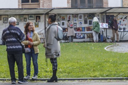 Obras de arte de distintos estilos se despliegan en los jardines del Palacio de la Isla.