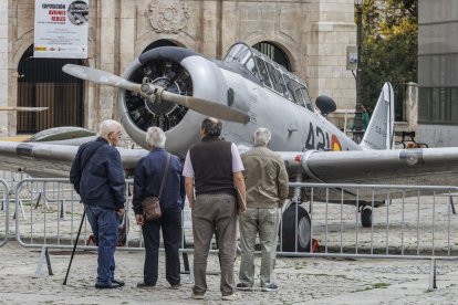 Las arenaves 'Texan' y 'Saeta' se han sumado a la exposición 'Volar, historia de una aventura'.