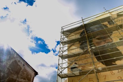 El mural que toma forma en la calle Álvar Fáñez de la mano de Sergare se inaugurará a finales de esta semana.