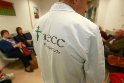 Un voluntario de la AECC charla con pacientes en el HUBU.