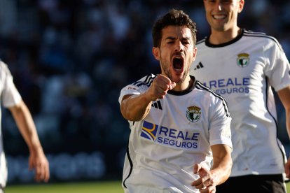 Curro celebra uno de dos dos goles marcados al Elche.