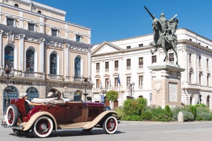 Los paseo en coche clásico por la capital burgalesa fueron en favor de la AECC.