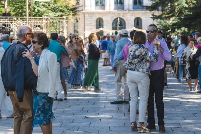 Varios burgaleses bailan al ritmo de jazz.