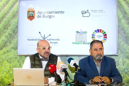 El concejal de Turismo, Fernando de la Varga, y el presidente de Aspanias, Jesús Cirujano, durante la presentación de la acción con motivo del Día Mundial del Turismo.