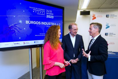 Belen Lanuza y Gerardo Juez, de DIHBU, conversan con el presidente de Promueve, César Barriada, antes de la presentación del evento.