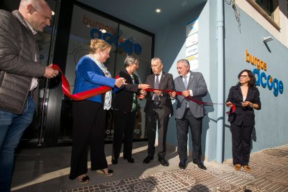 La presidenta de Burgos Acoge, Asunción Cifuentes, corta la cinta inaugural de sus nuevas instalaciones en presencia de representantes de las distintas administraciones.
