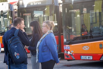 Josué Temiño y Cristina Ayala durante la presentación de los cinco nuevos autobuses urbanos.