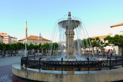 Vista de la fuente de la Plaza y el Ayuntamiento de Villarcayo