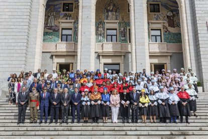 Foto de familia de la comunidad educativa y las autoridades asistentes a la apertura del curso académico de la Universidad Isabel I.