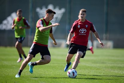 Reina y Baeza pugnan por un balón durante el último entrenamiento de los rojillos en Miranda