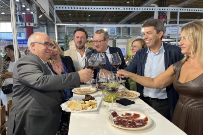 El diputado provincial burgalés, Jesús Sendino, fue anfitrión del presidente de la Generalitat Valenciana, Carlos Mazón, y el resto de autoridades locales.