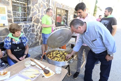 Los responsables de Asaja en Castilla y León y en la provincia de Burgos, Donaciano Dujo y Esteban Martínez, respectivamente, participan en la XXII edición de la fiesta.reivindicativa del cordero y lechazo de Burgos