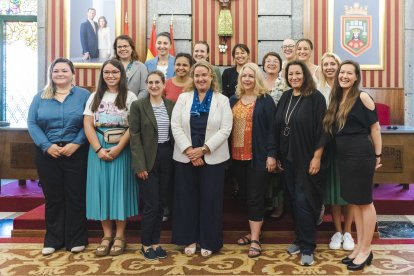 Recepción de la alcaldesa, Cristina Ayala, a las 15 participantes del programa The Break durante este mes de octubre.