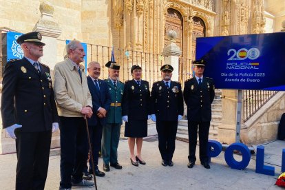 El inspector jefe de la Policía Nacional de Aranda, el subdelegado del Gobierno y el inspector provincial posan con los agentes condecorados y con Manuel Arandilla, nombrado 'policía de honor'