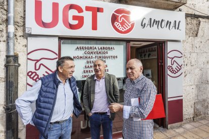 Pepe Álvarez (centro), en la inauguración de la nueva sede de UGT en Burgos.