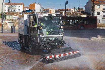 Una máquina lava aceras en funcionamiento en el entorno de la iglesia Real y Antigua de Gamonal.