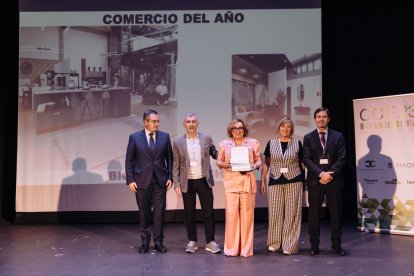 Consuelo, Santos y Rebeca Fontecha, segunda generación de BigMat Fontecha, fueron los encargados de recoger este galardón en Madrid.