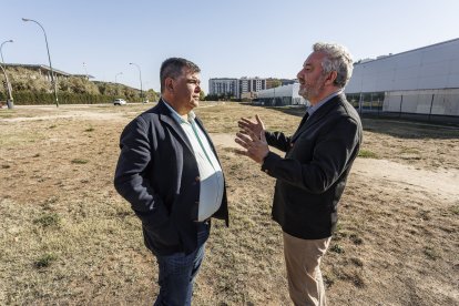 Los concejales Juan Manuel Manso y Carlos Niño, ambos del PP, en la parcela frente al HUBU que tendrá usos medioambientales y saludables.