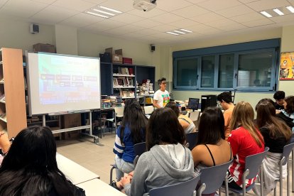 Charla de Brújula Intercultural en el IES de Lerma sobre Erasmus + y el Cuerpo Europeo de Solidaridad.