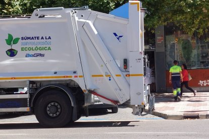 Camión de recogida de basura en una calle de la capital burgalesa.