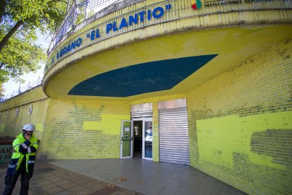 Edificio de acceso a las piscinas de verano de El Plantío, en Burgos, donde se están acometiendo obras.