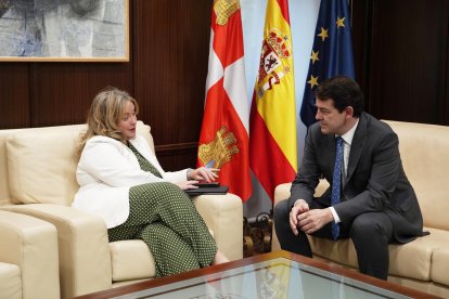 El presidente de la Junta de Castilla y León, Alfonso Fernández Mañueco, mantiene un encuentro con la alcaldesa de Burgos, Cristina Ayala