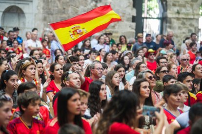 Burgaleses siguen la final del Mundial de Fútbol femenino.