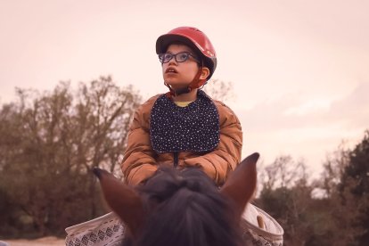 Fotograma del documental en el que se ve a Martín montando a Vilma, la yegua con la que desarrolla sus sesiones de equinoterapia.