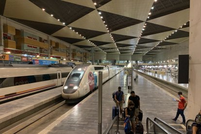 Un Euroduplex de Ouigo España en la estación de Zaragoza Delicias.