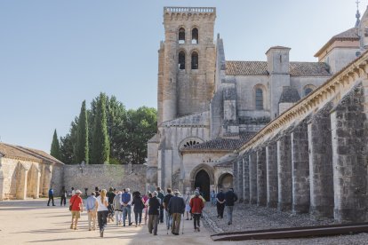 Un grupo de visitantes se adentra en la visita al Monasterio de las Huelgas.