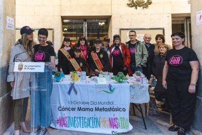 Aída Fernández, acompañada por la concejal Carolina Älvarez, lee el manifiesto de la Asociación de Cáncer de Mama Metastásico.