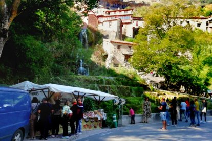 Multitud de turistas llegaron ayer a Orbaneja del Castillo aprovechando el puente.