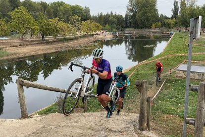 La igualdad entre los ciclistas dio pie al espectáculo en Villarcayo.