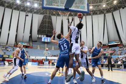 Abdou Thiam aborda la canasta en el partido ante Guipúzcoa.