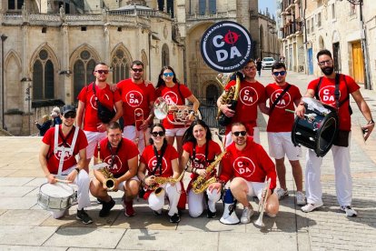 Miembros de la charanga CODA de Medina de Pomar.