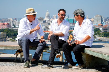 De izq. a dcha., Jorge Díaz, Agustín Martínez y Antonio Mercero, en La Habana.