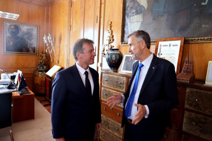 El presidente de la Diputación, Borja Suárez, conversa con el rector de la UBU, Manuel Pérez Mateos.