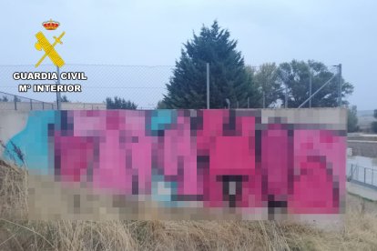 Denuncian a cuatro jóvenes navarros por pintar grafitis en una urbanización del Alfoz.