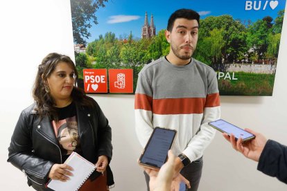 La concejal Estrella Paredes, junto al secretario general de Juventudes Socialistas de Burgos, Eduardo Martín.