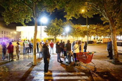 Grupos de personas en el exterior del centro comercial.