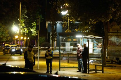 Policías en la calle San Roque durante el aviso de bomba en el Alcampo de Burgos.