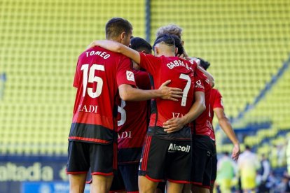 Los jugadores del Mirandés celebran uno de sus goles.