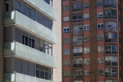 Fachada renovada en contraposición de otra más antigua en una calle de Burgos.