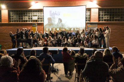 Los alumnos posan tras la presentación del documental.