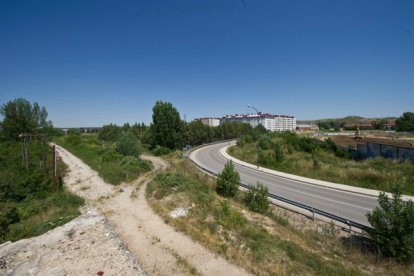 La ampliación del bulevar hacia el barrio del Pilar conectaría en esta zona, en las cercanías de los antiguos depósitos de CLH.