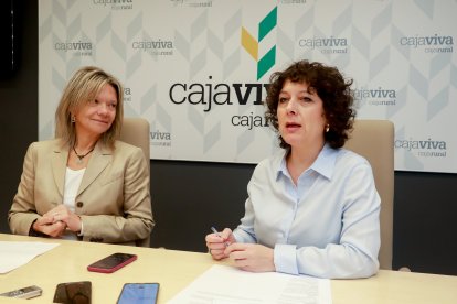 Mercedes Rodríguez y Rosalía Santaolalla, en la presentación de la nueva edición de 'El periódico del cole'.