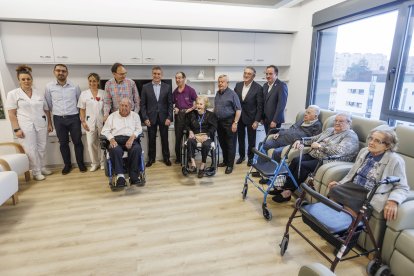 Los primeros ocupantes del nuevo bloque posan con los responsables de la Fundación Caja de Burgos y el personal de la residencia durante su inauguración.