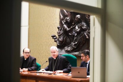 De izquierda a derecha: Carlos Azcona, Director Compliance, el arzobispo Mario Iceta, y el abogado Rafael Urquiza en la presentación de la oficina.